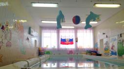В бассейне МБДОУ д/с №24 функционируют группы компенсирующей направленности для детей с ограниченными возможностями здоровья (ОВЗ), а также для детей инвалидов.
Перед детьми стоят такие же важные задачи, как и перед детьми с сохранённым здоровьем: освоение с водной средой, преодоление водобоязни, формирование навыков передвижения в воде. Структура реабилитационного занятия в бассейне строится по классической схеме, опираясь на методику Т.И. Осокиной, но деятельность отличается разным дозированием нагрузок, увеличением времени на их выполнение, более детальным объяснением и показом.